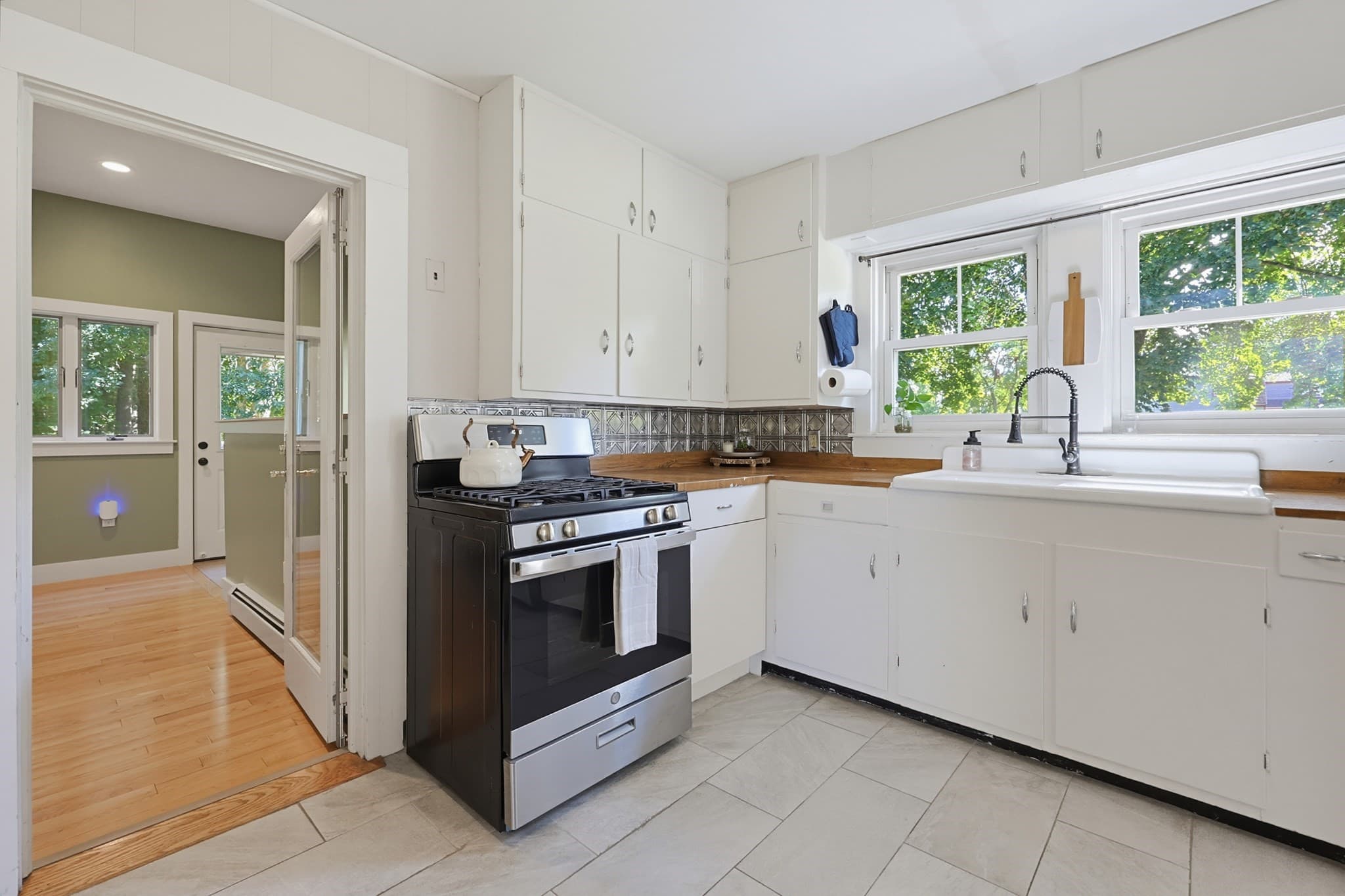 Single Family Residence at 300 Cocasset St, Foxboro MA 02035, Foxboro, photo 9 of 42