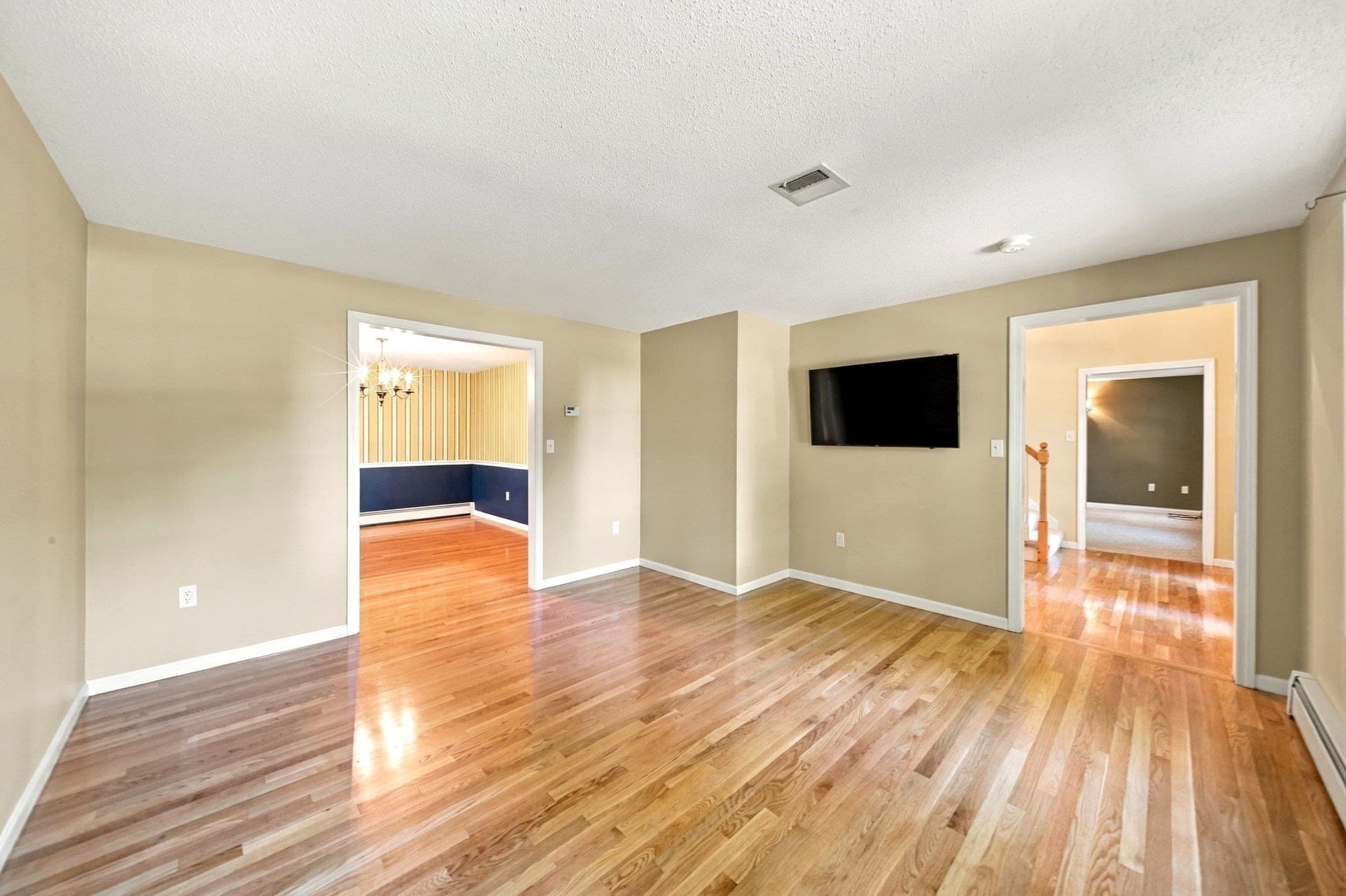 Single Family Residence at 43 Wampanoag Dr, Franklin MA 02038, Franklin, photo 8 of 32