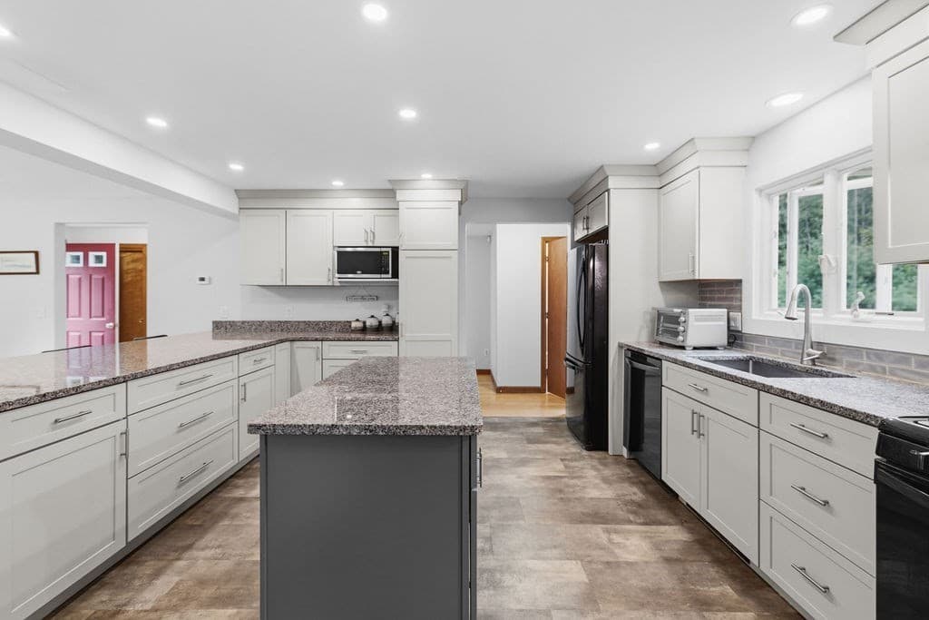 Single Family Residence at 33 Woodland Rd, Rochester MA 02770, Rochester, photo 11 of 41
