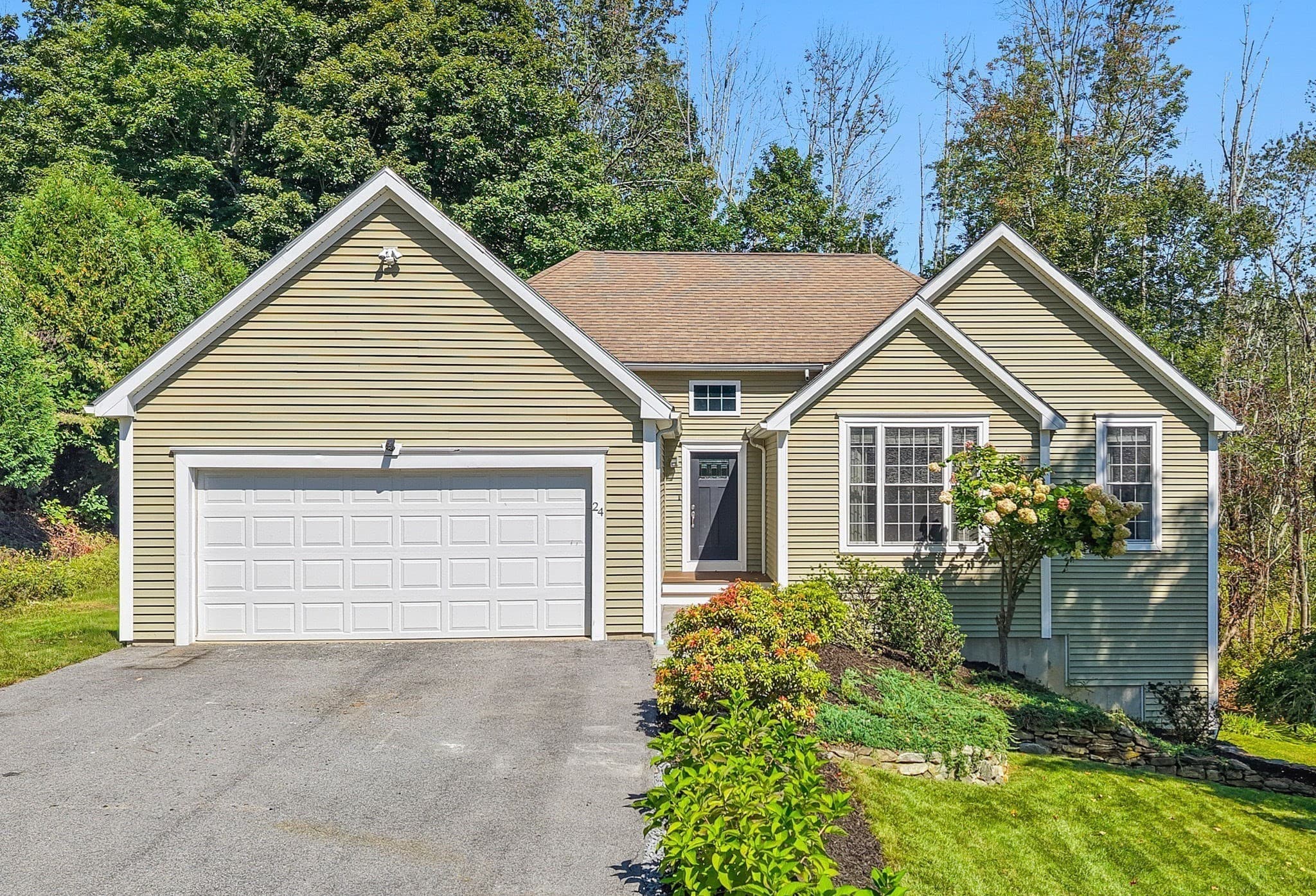 24 Tanyard Rd, Dudley MA 01571