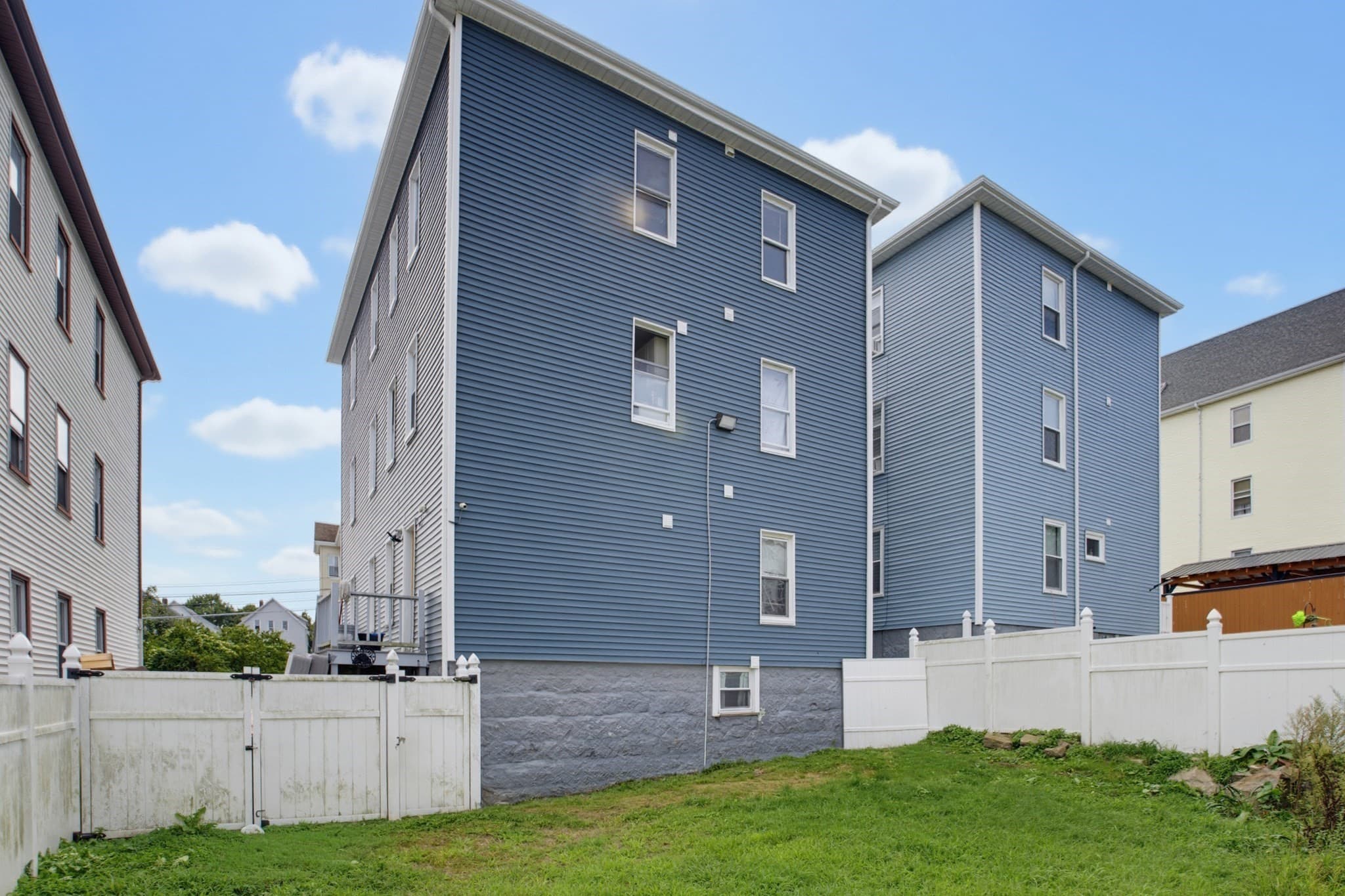 3 Family at 211 Weld St, New Bedford MA 02740, New Bedford, photo 3 of 31