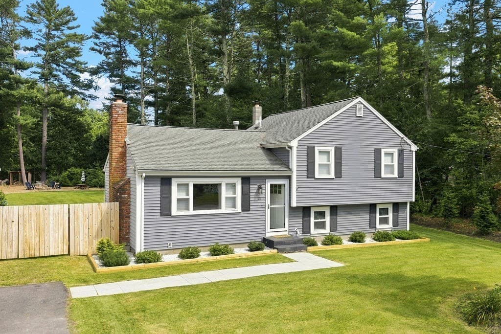 21 Great Meadow Dr, Carver MA 02330
