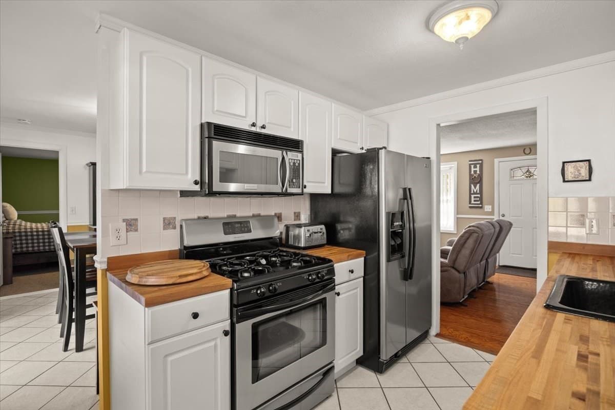 Single Family Residence at 90 Smoke Rise Cir, Swansea MA 02777, Swansea, photo 12 of 32