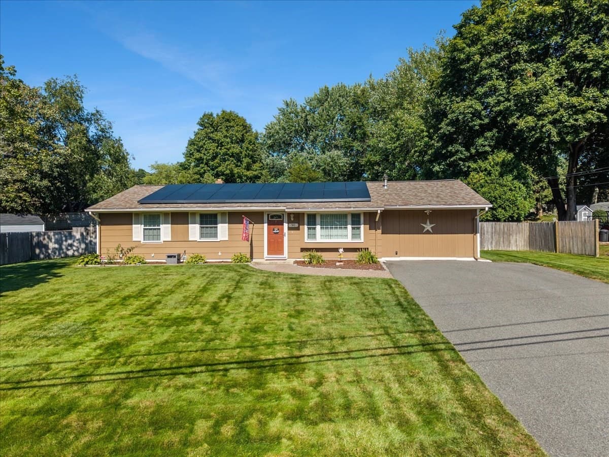 90 Smoke Rise Cir, Swansea MA 02777
