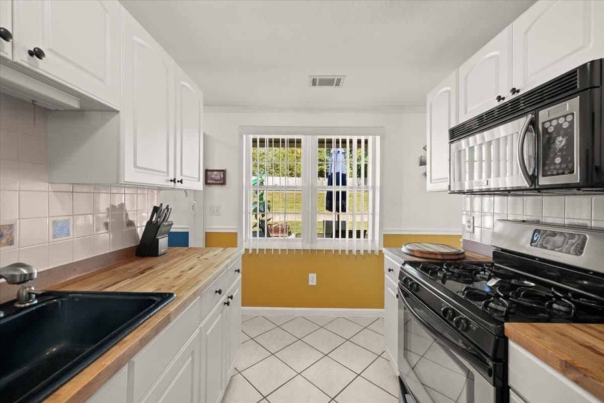 Single Family Residence at 90 Smoke Rise Cir, Swansea MA 02777, Swansea, photo 10 of 32