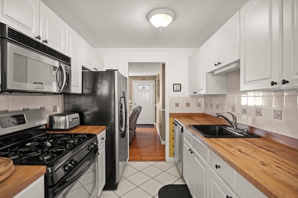 Single Family Residence at 90 Smoke Rise Cir, Swansea MA 02777, Swansea, photo 11 of 32