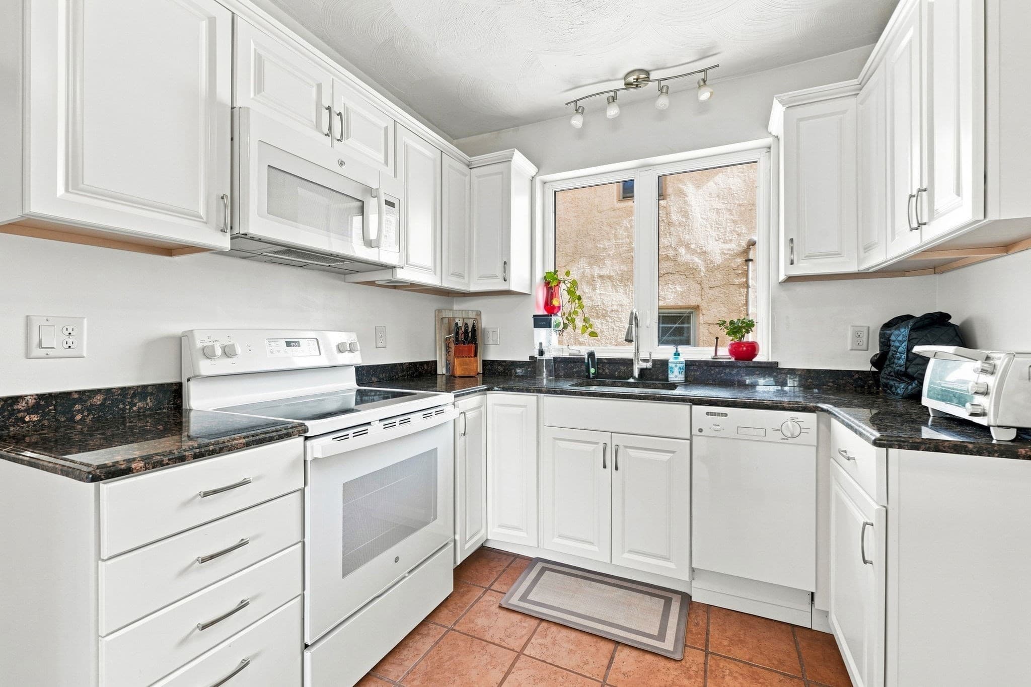 Single Family Residence at 94 Winthrop Shore Dr, Winthrop MA 02152, Winthrop, photo 24 of 42