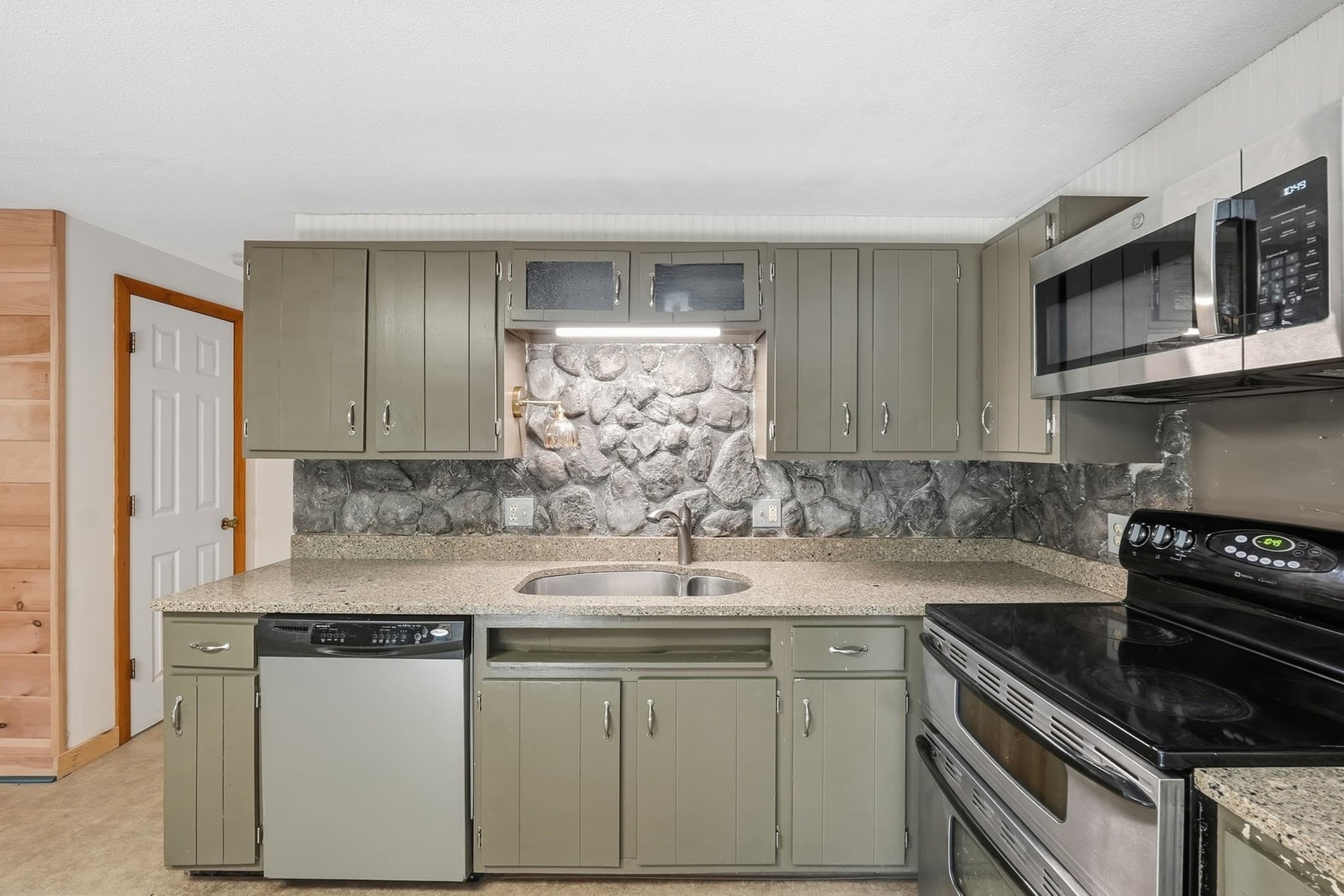 Single Family Residence at 5 Old Farm Cir, Belchertown MA 01007, Belchertown, photo 10 of 42