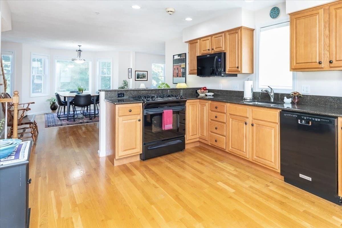 Condominium at 14-1/2 Roundy St # 4, Beverly MA 01915, Beverly, photo 2 of 37
