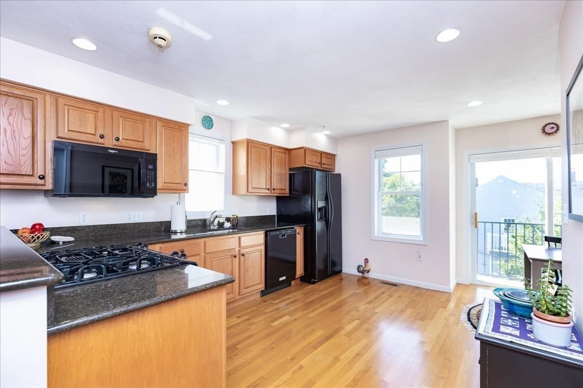 Condominium at 14-1/2 Roundy St # 4, Beverly MA 01915, Beverly, photo 13 of 37