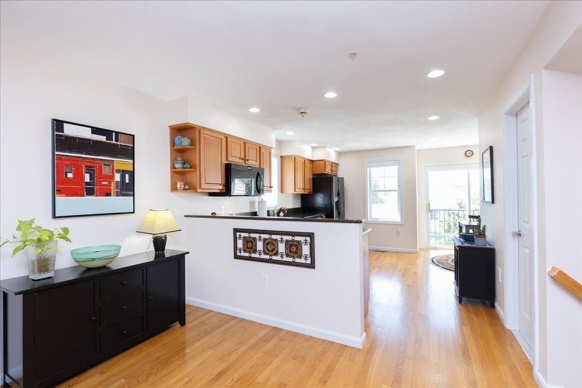 Condominium at 14-1/2 Roundy St # 4, Beverly MA 01915, Beverly, photo 14 of 37