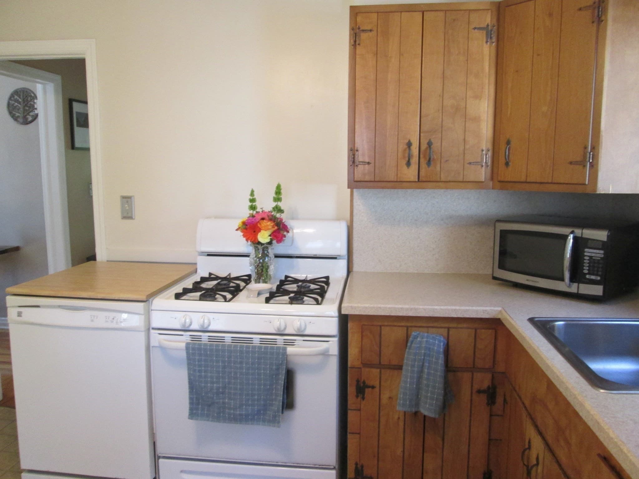Single Family Residence at 76 Surrey Rd, Springfield MA 01118, Springfield, photo 9 of 26