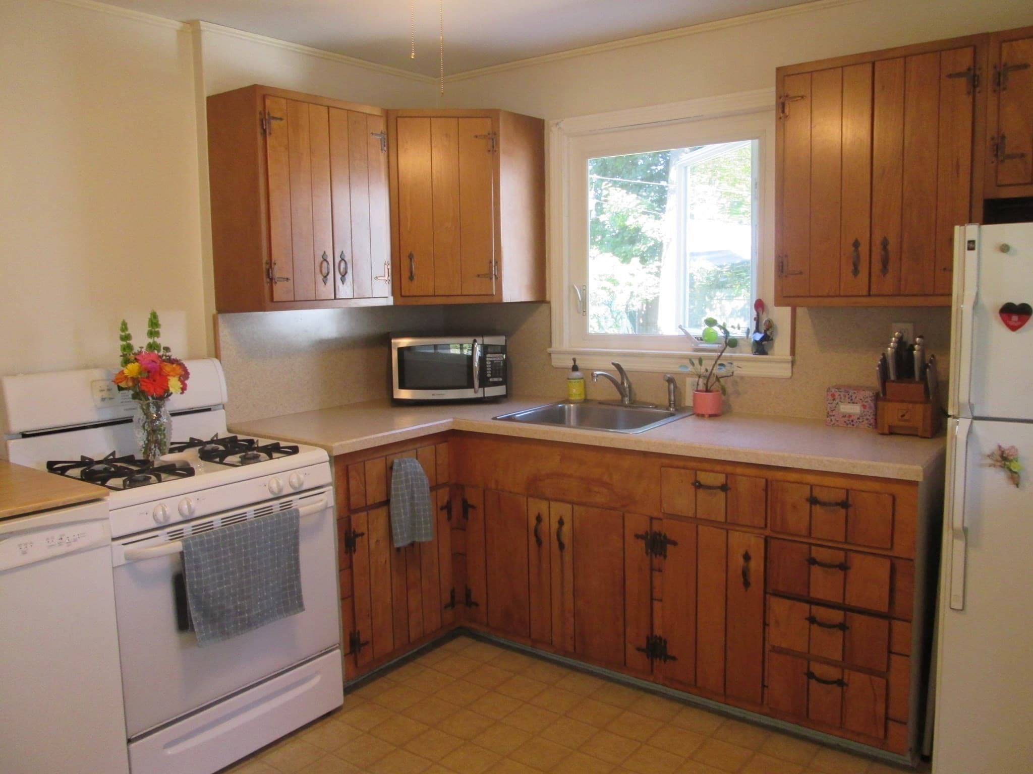 Single Family Residence at 76 Surrey Rd, Springfield MA 01118, Springfield, photo 8 of 26