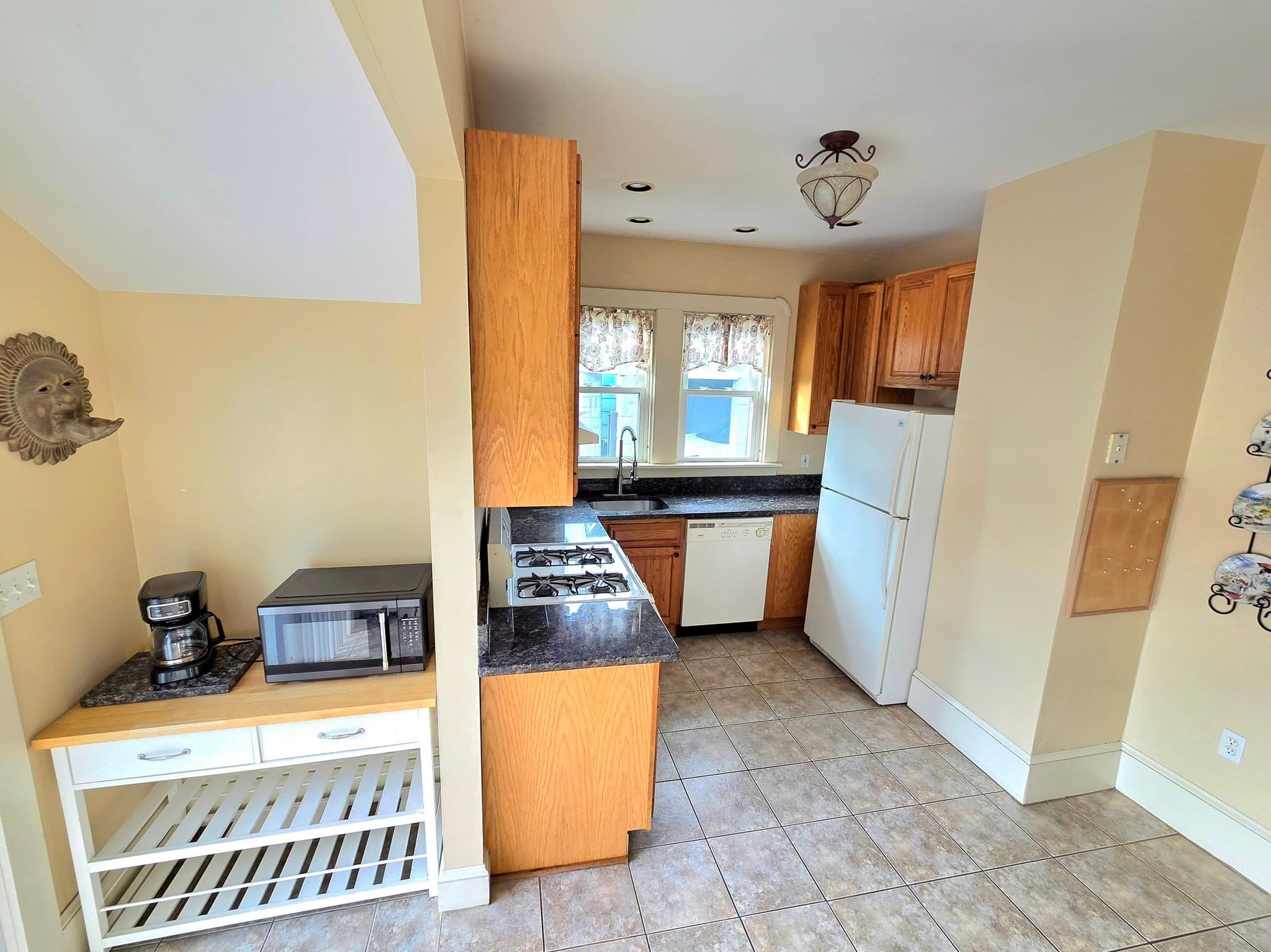 Single Family Residence at 42 Byron St, New Bedford MA 02740, New Bedford, photo 9 of 25