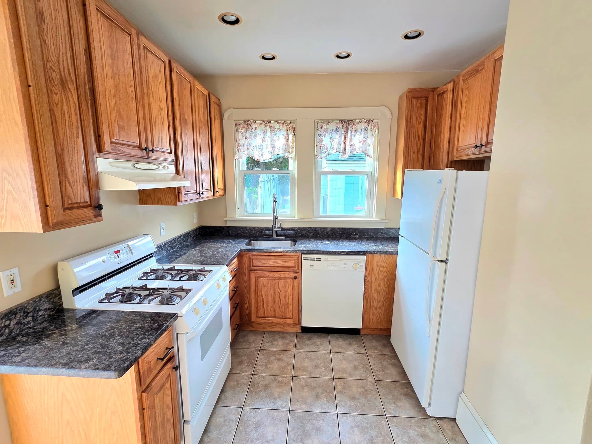 Single Family Residence at 42 Byron St, New Bedford MA 02740, New Bedford, photo 8 of 25
