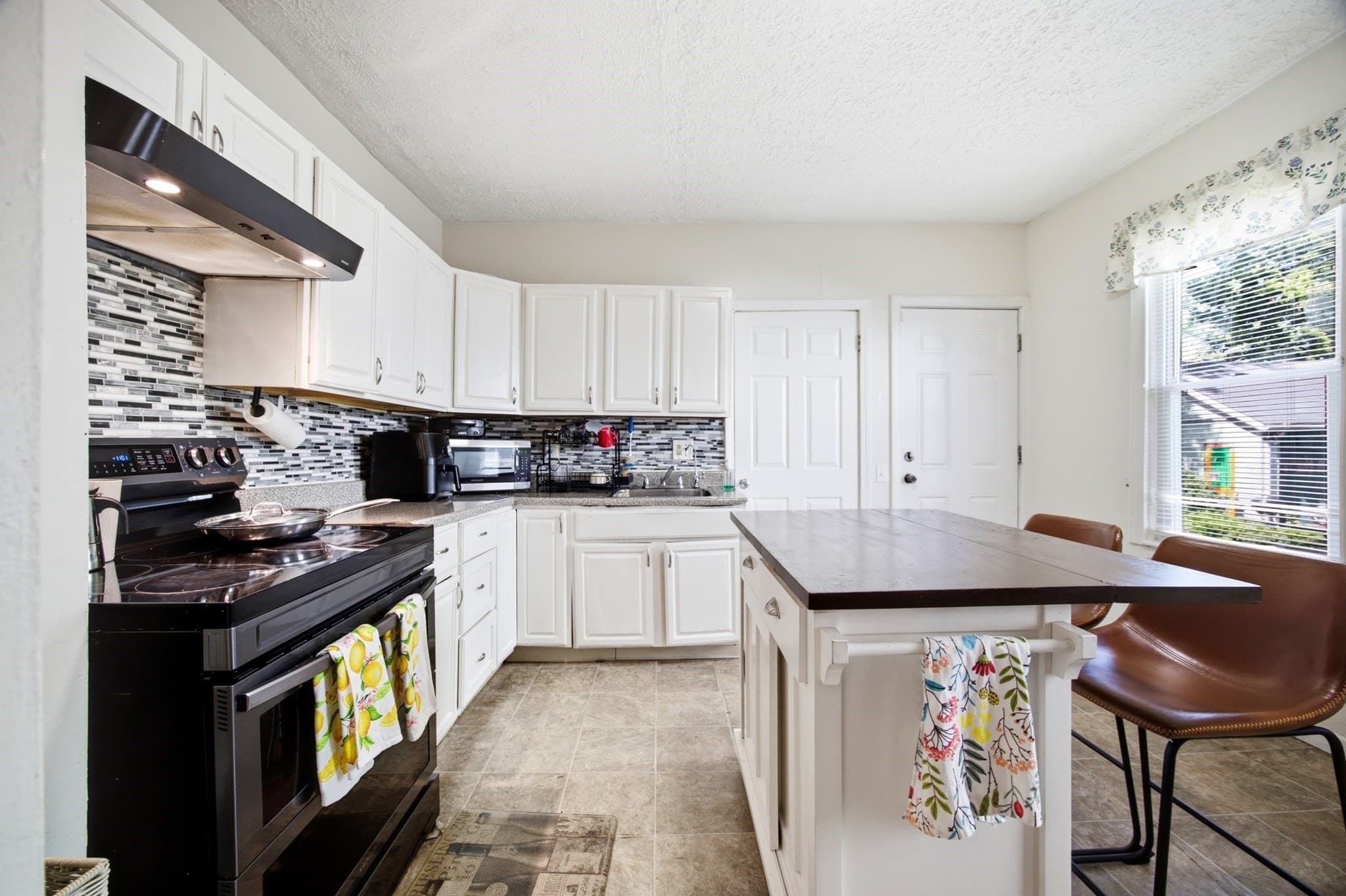 Single Family Residence at 28 Lyndale St, Springfield MA 01108, Springfield, photo 6 of 42