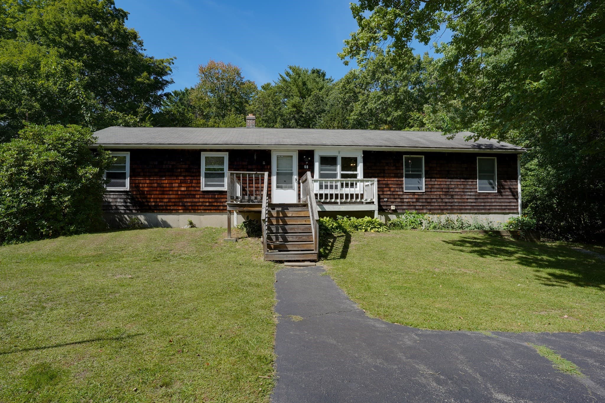 68 School St, Upton MA 01568