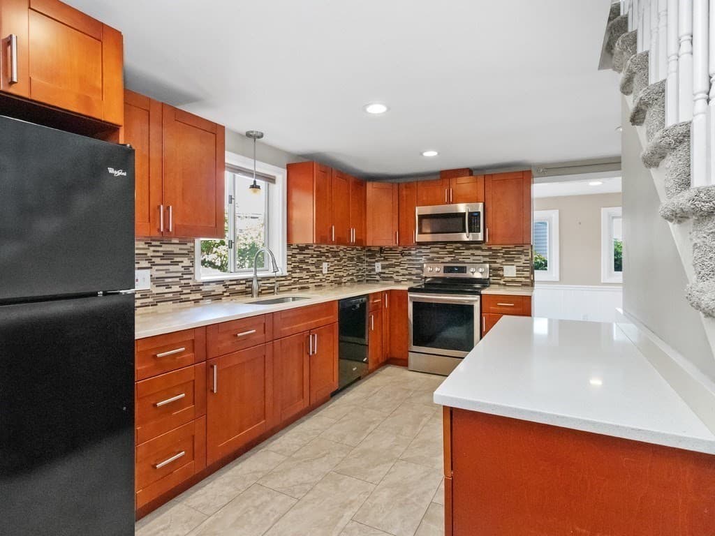 Single Family Residence at 81 Wetherbee Road, Waltham MA 02453, Waltham, photo 4 of 42