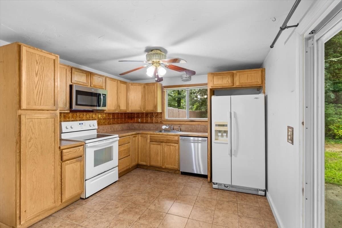 Condominium at 21 Surrey Ln # 21, Bourne MA 02532, Bourne, photo 7 of 30
