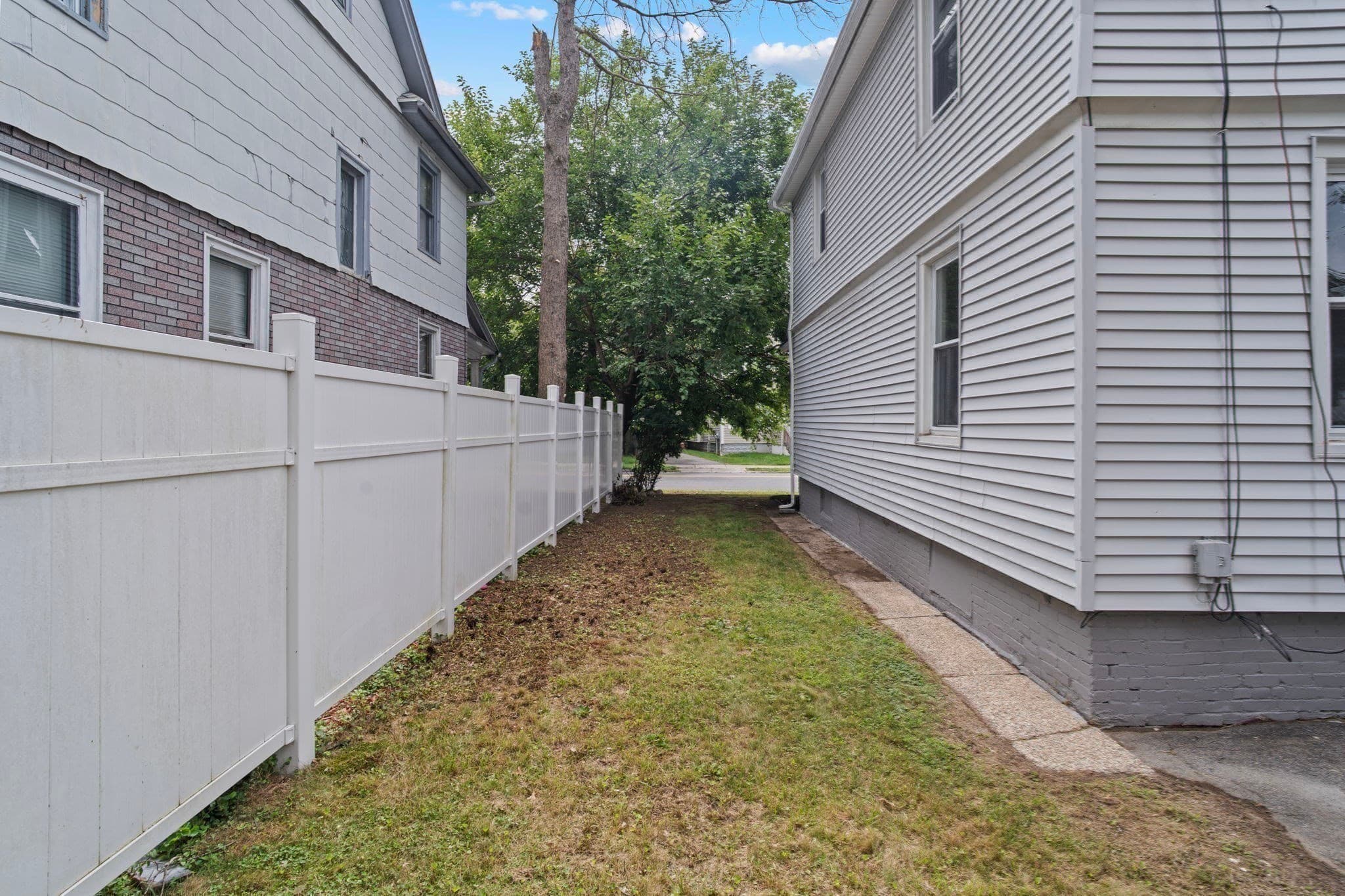 Single Family Residence at 615 White St, Springfield MA 01108, Springfield, photo 38 of 42