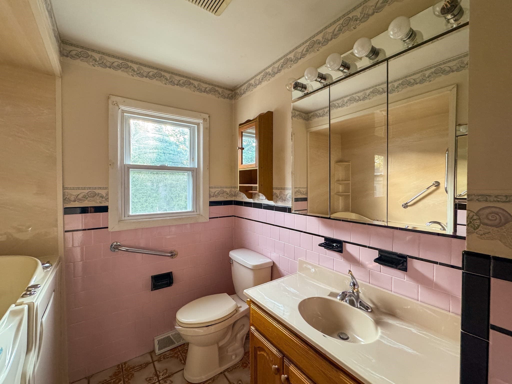 Single Family Residence at 7 Ann Ave, Dartmouth MA 02747, Dartmouth, photo 8 of 29