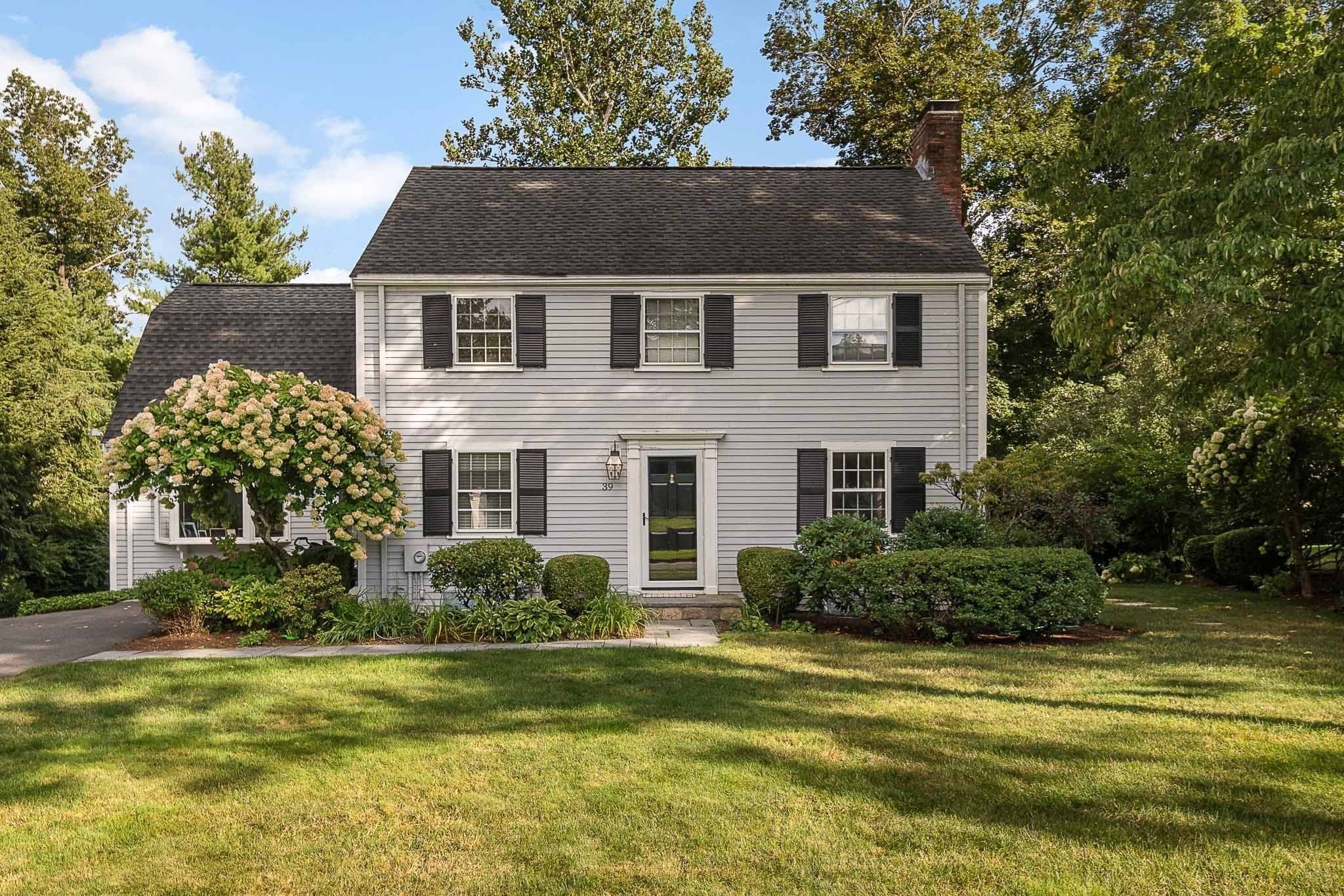 39 River Glen Rd, Wellesley MA 02481