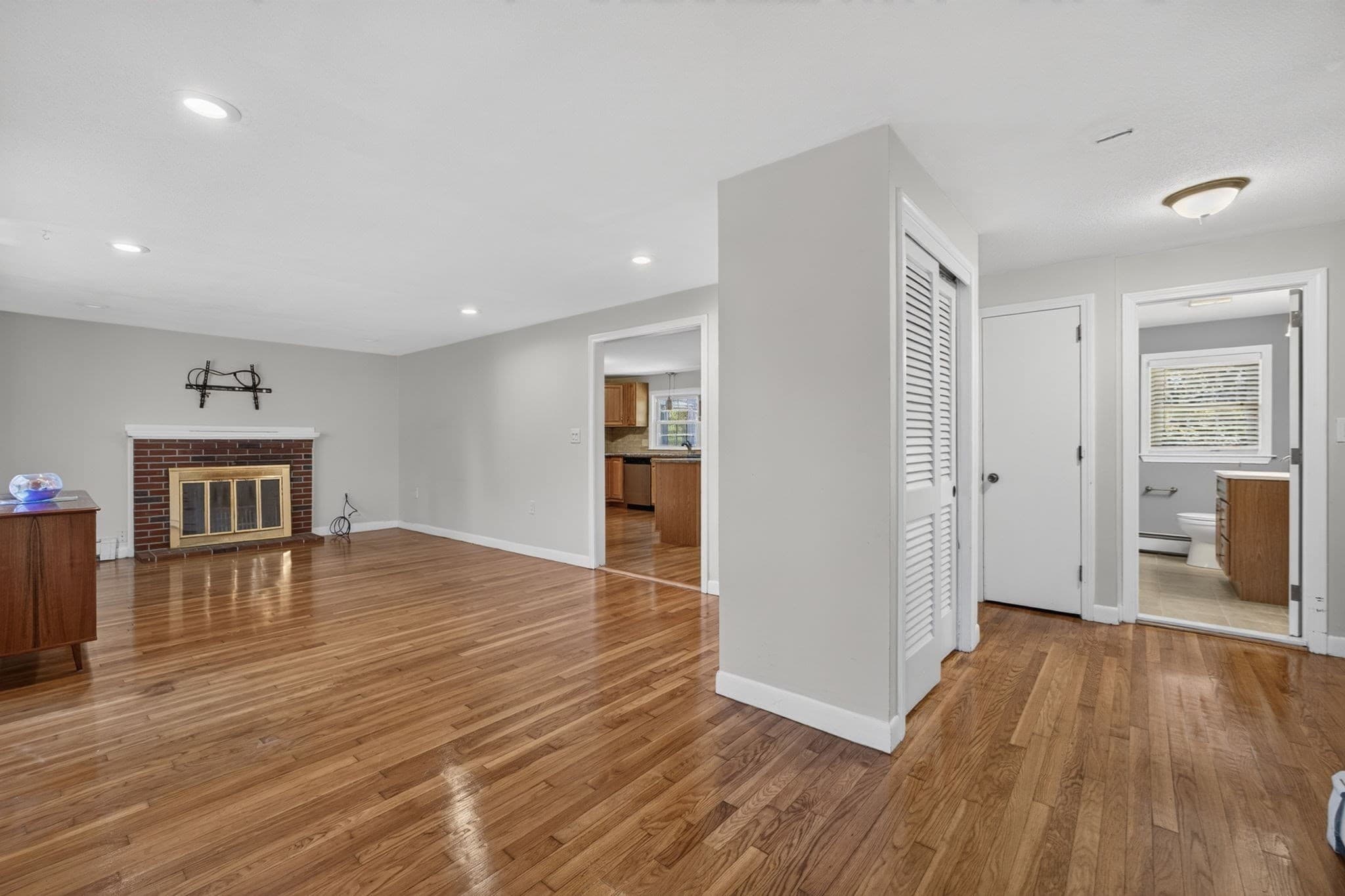 Single Family Residence at 7 Madeline Rd, Tewksbury MA 01876, Tewksbury, photo 14 of 39