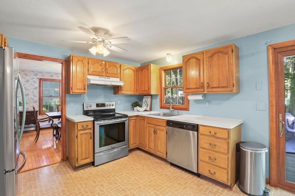 Single Family Residence at 41 Virginia Ave, North Attleboro MA 02763, North Attleboro, photo 6 of 32