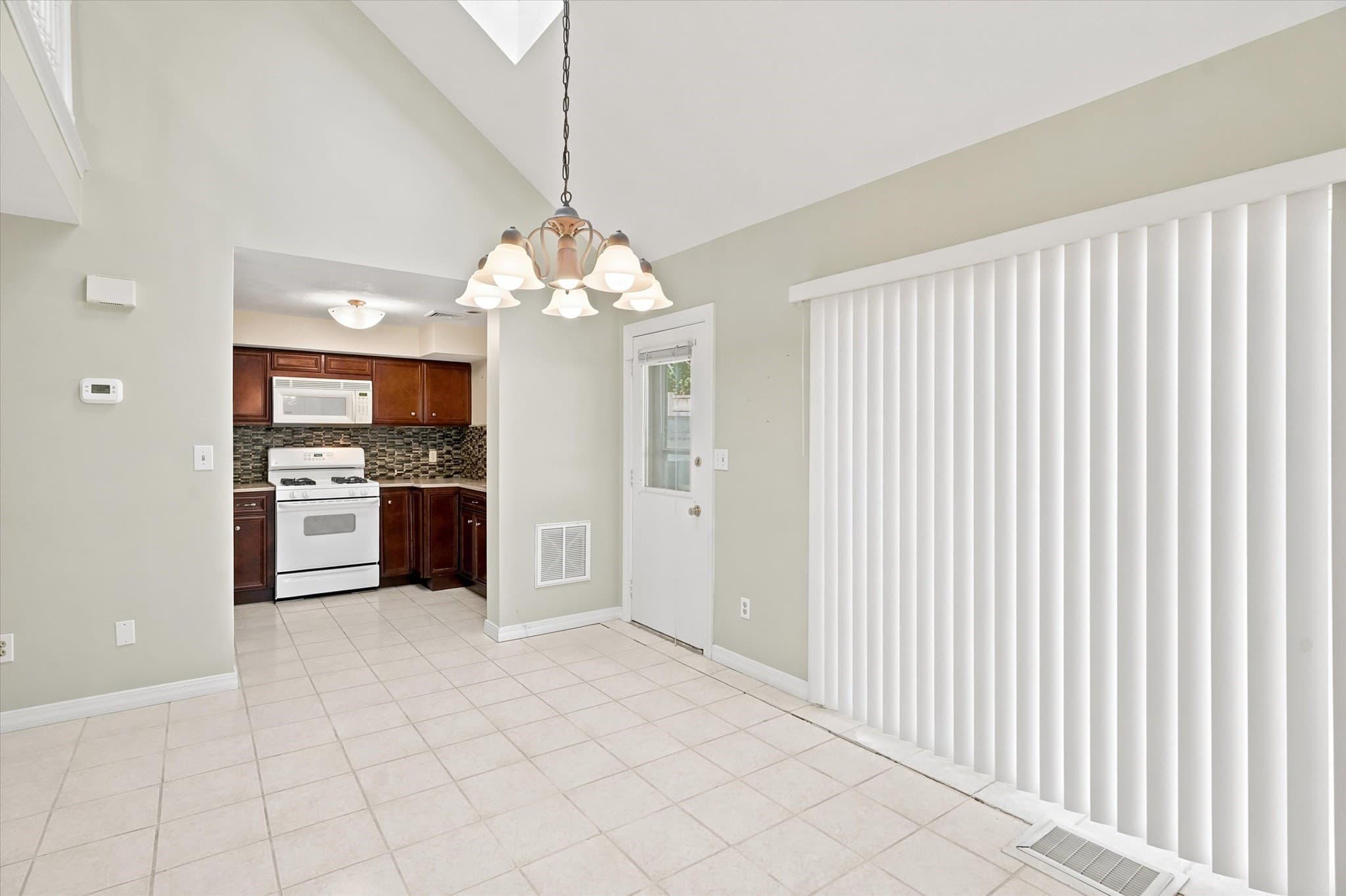 Condominium at 59 Holyoke # 3, Lynn MA 01905, Lynn, photo 7 of 41