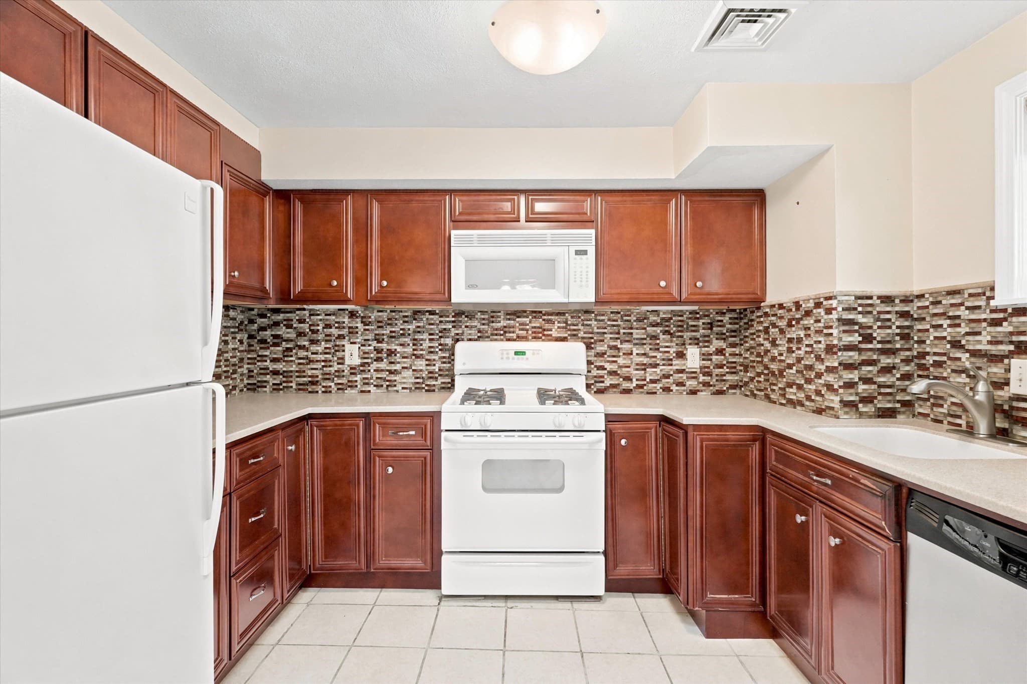 Condominium at 59 Holyoke # 3, Lynn MA 01905, Lynn, photo 8 of 41