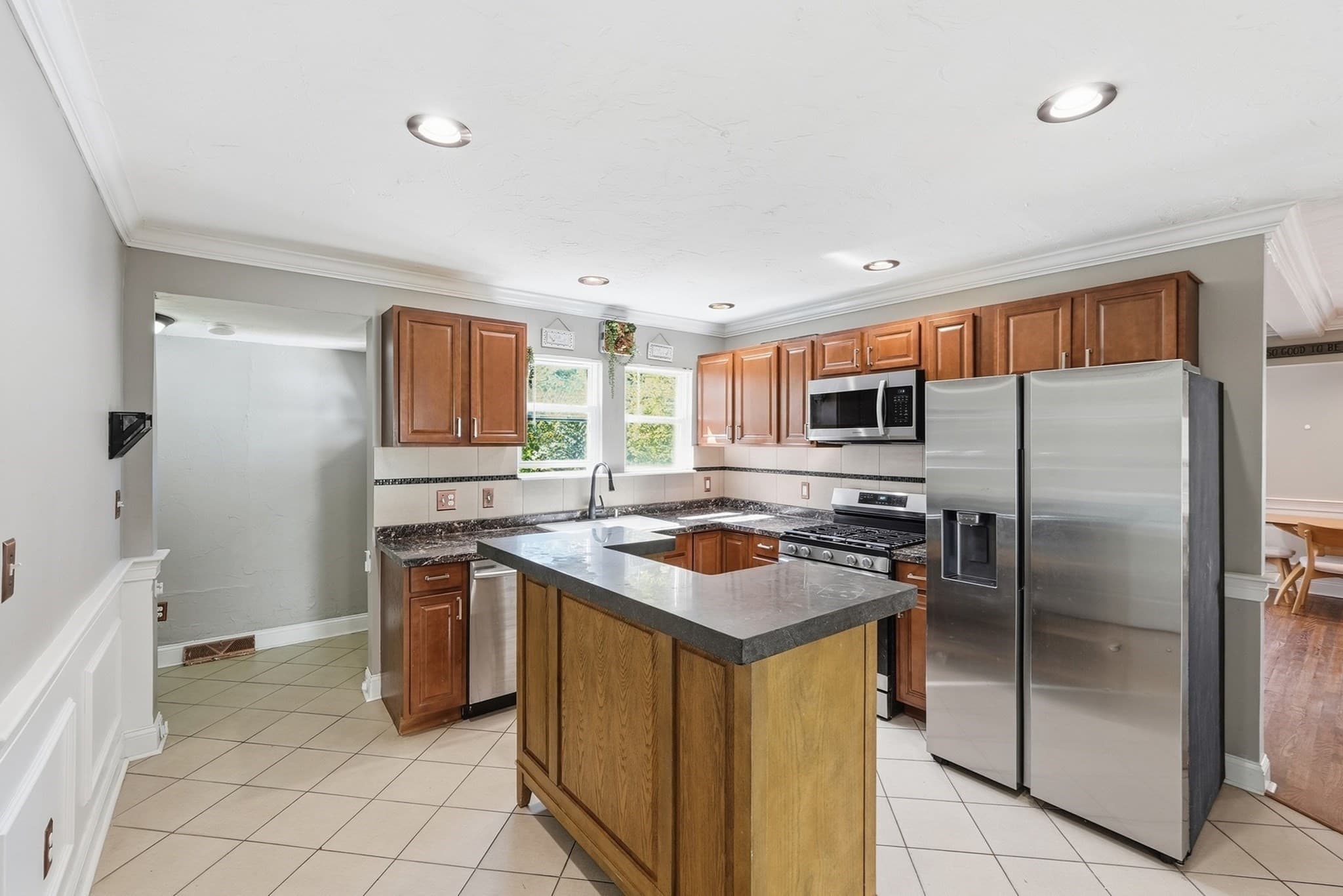 Single Family Residence at 6 Goddard St, Webster MA 01570, Webster, photo 10 of 29