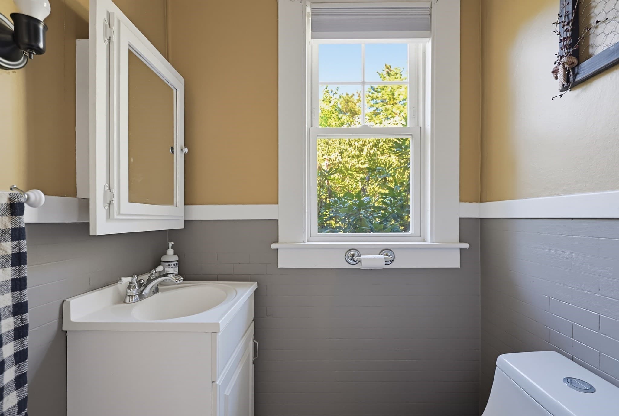 Single Family Residence at 4 Cherry St, Greenfield MA 01301, Greenfield, photo 5 of 40