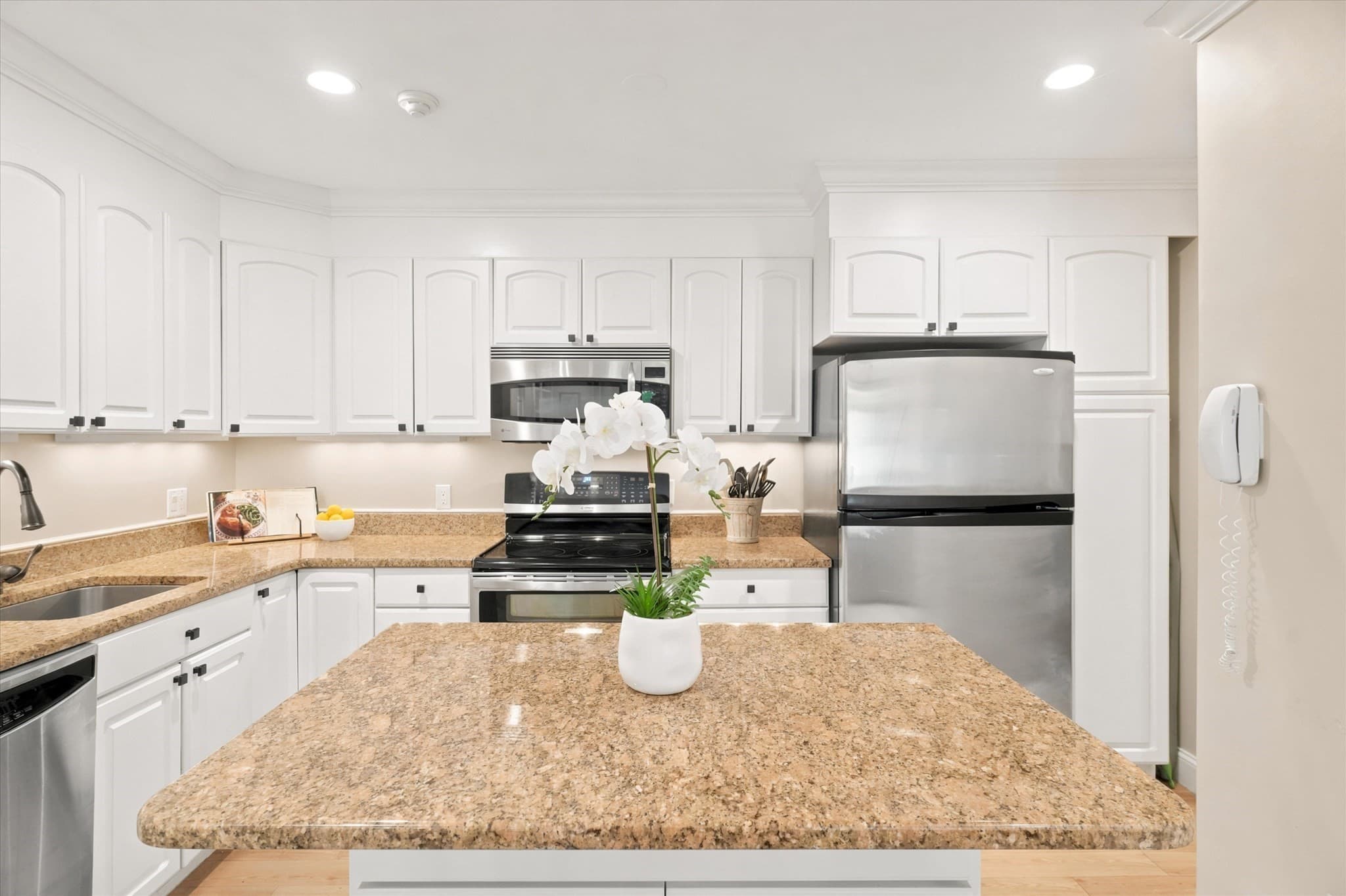 Condominium at 500 Northshore Rd # 11A, Peabody MA 01960, Peabody, photo 7 of 33