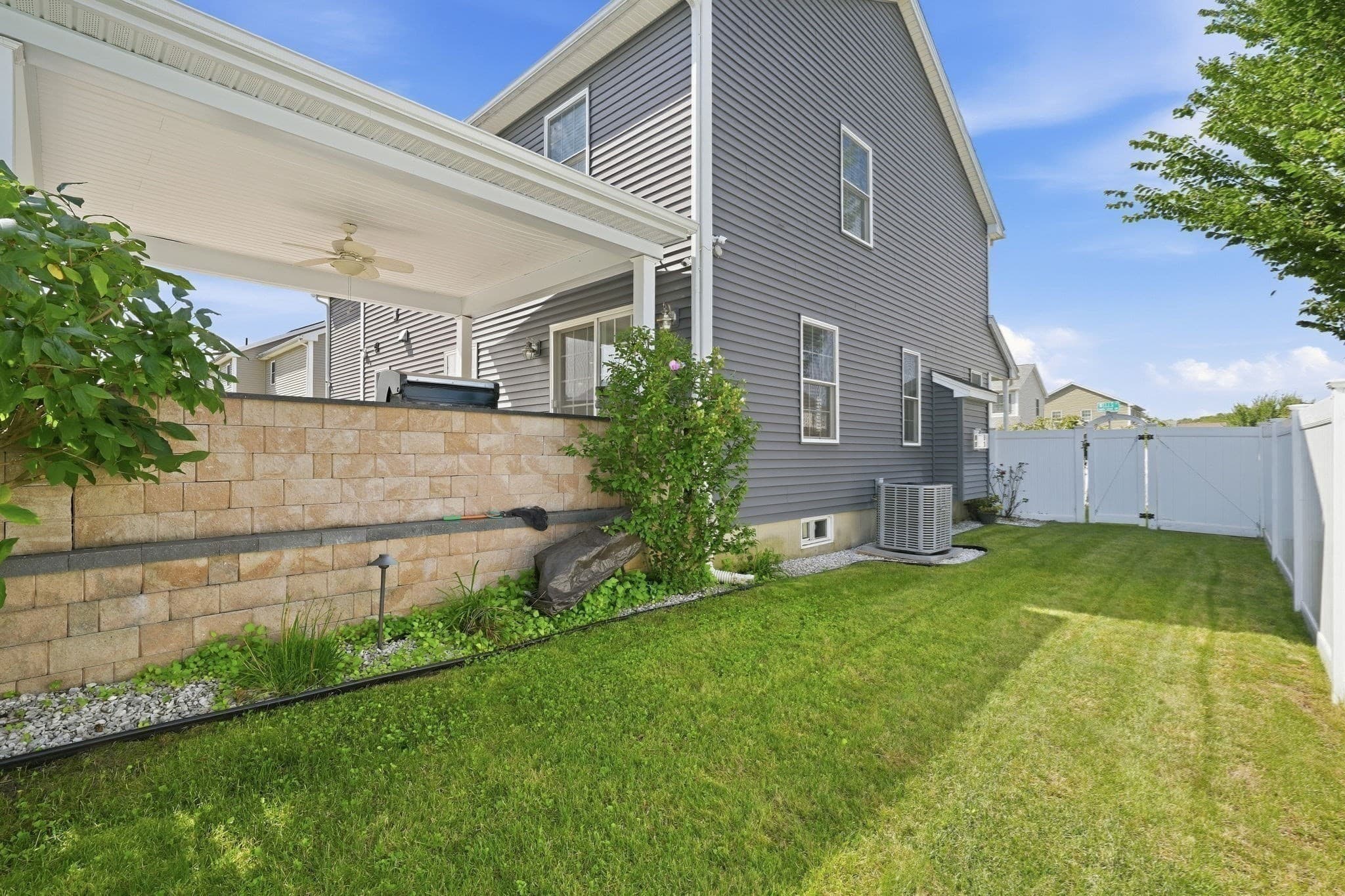 Single Family Residence at 37 Wells St, Springfield MA 01104, Springfield, photo 10 of 39