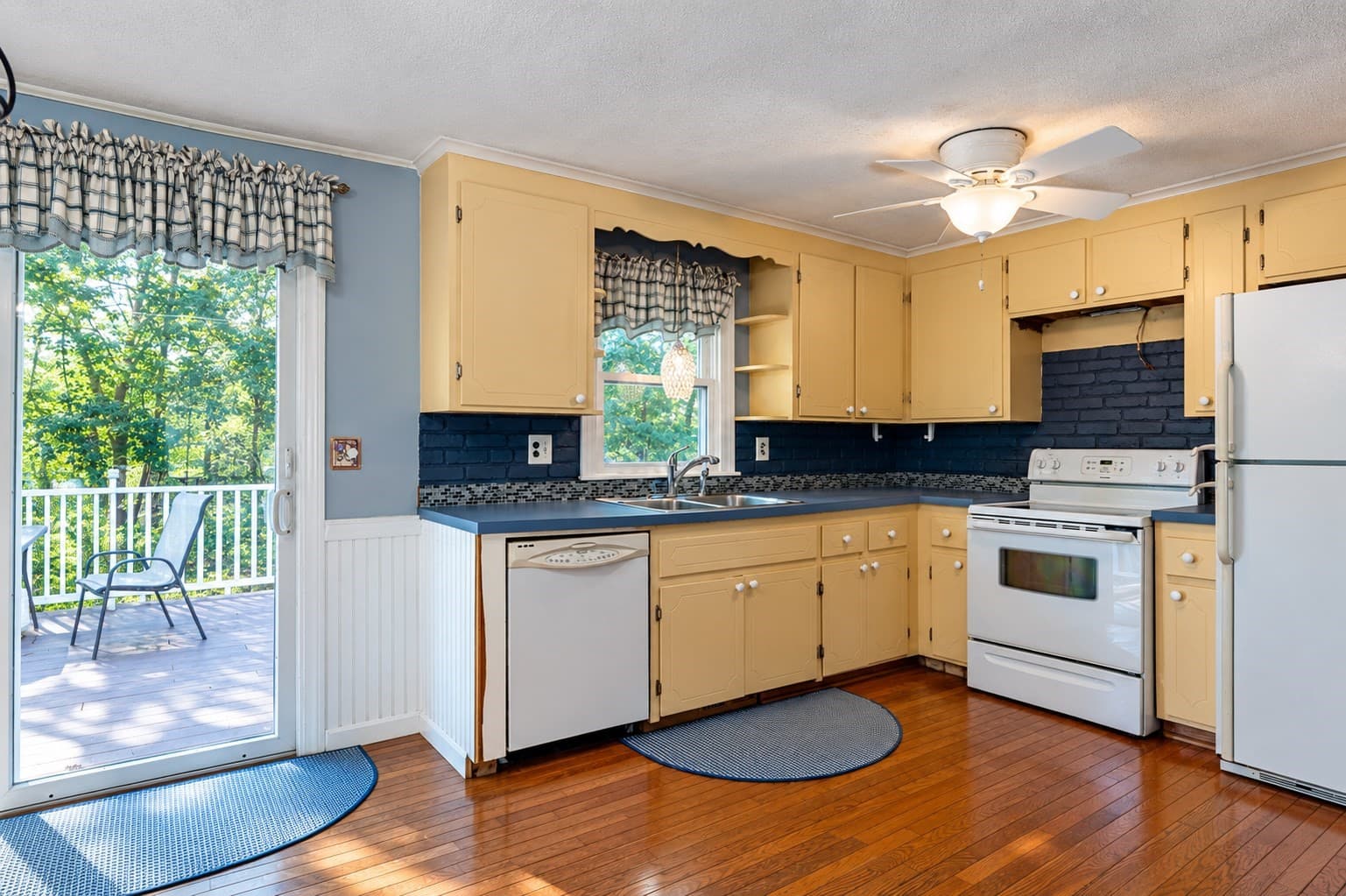 Single Family Residence at 5 Glenwood Cir, Attleboro MA 02703, Attleboro, photo 3 of 36