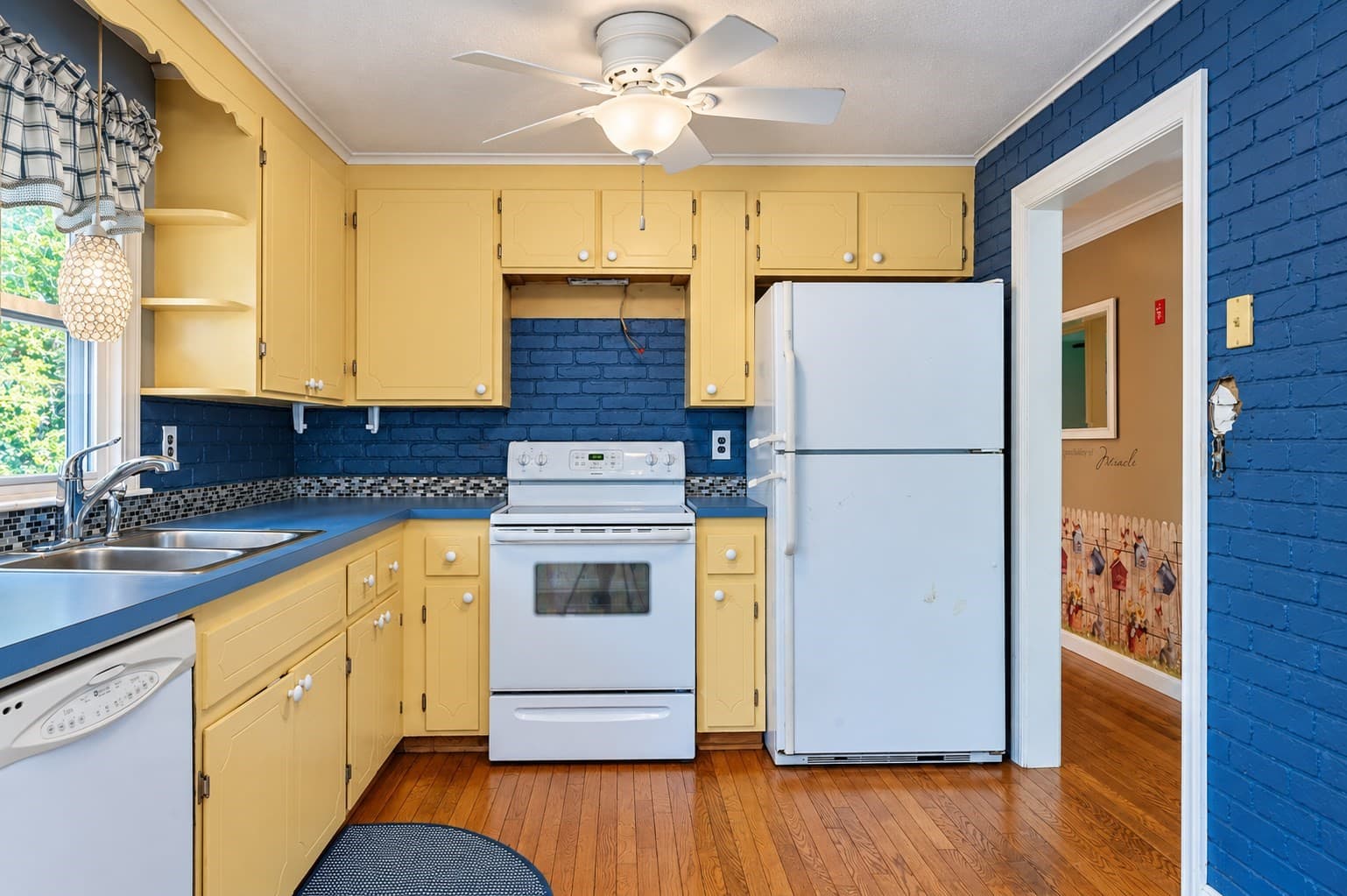 Single Family Residence at 5 Glenwood Cir, Attleboro MA 02703, Attleboro, photo 4 of 36