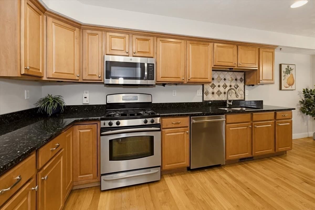 Condominium at 10 Charnstaff Lane # 202, Billerica MA 01821, Billerica, photo 8 of 42