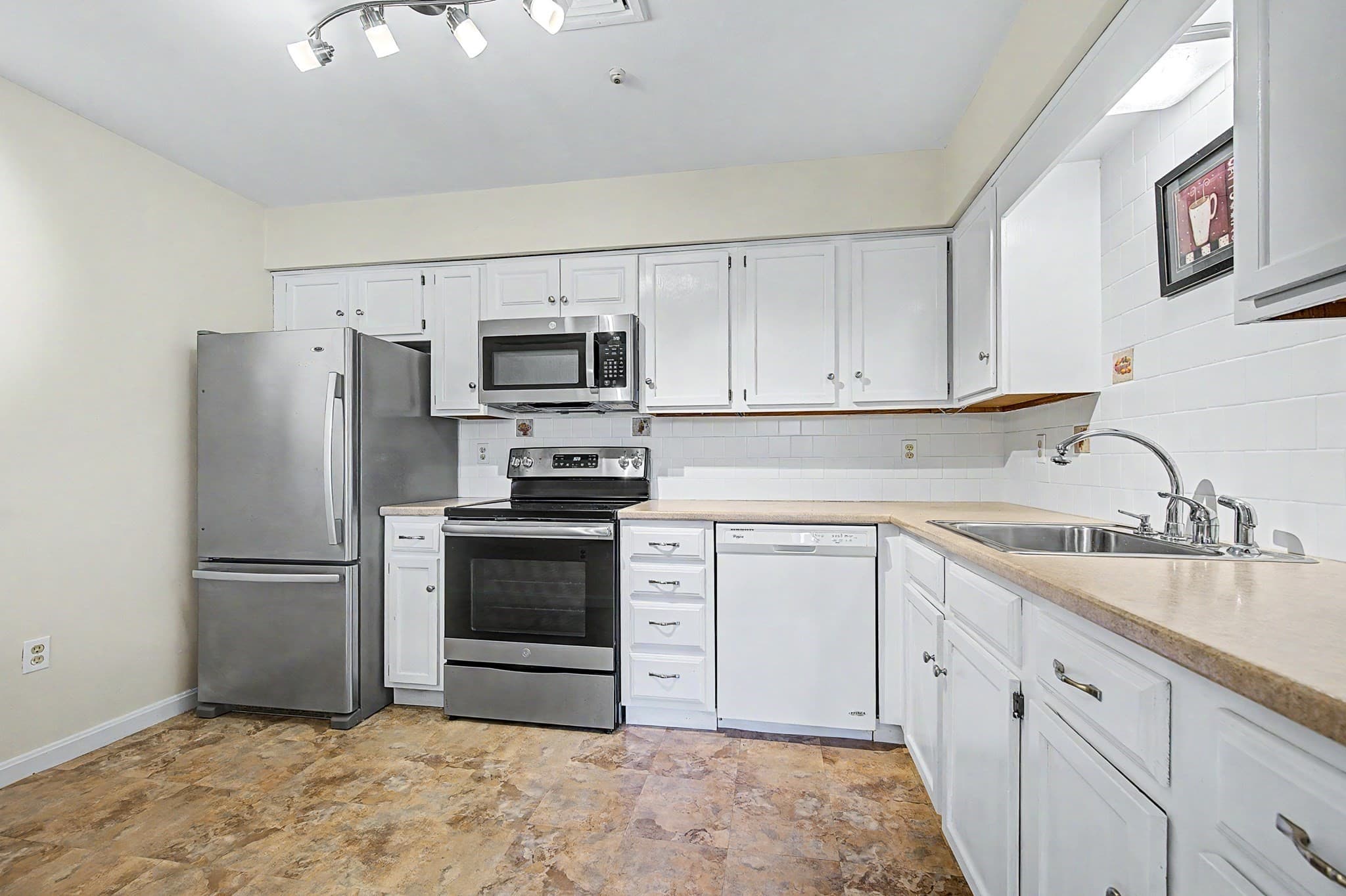 Condominium at 29 Rainbow Pond Dr. # B1, Walpole MA 02081, Walpole, photo 6 of 35