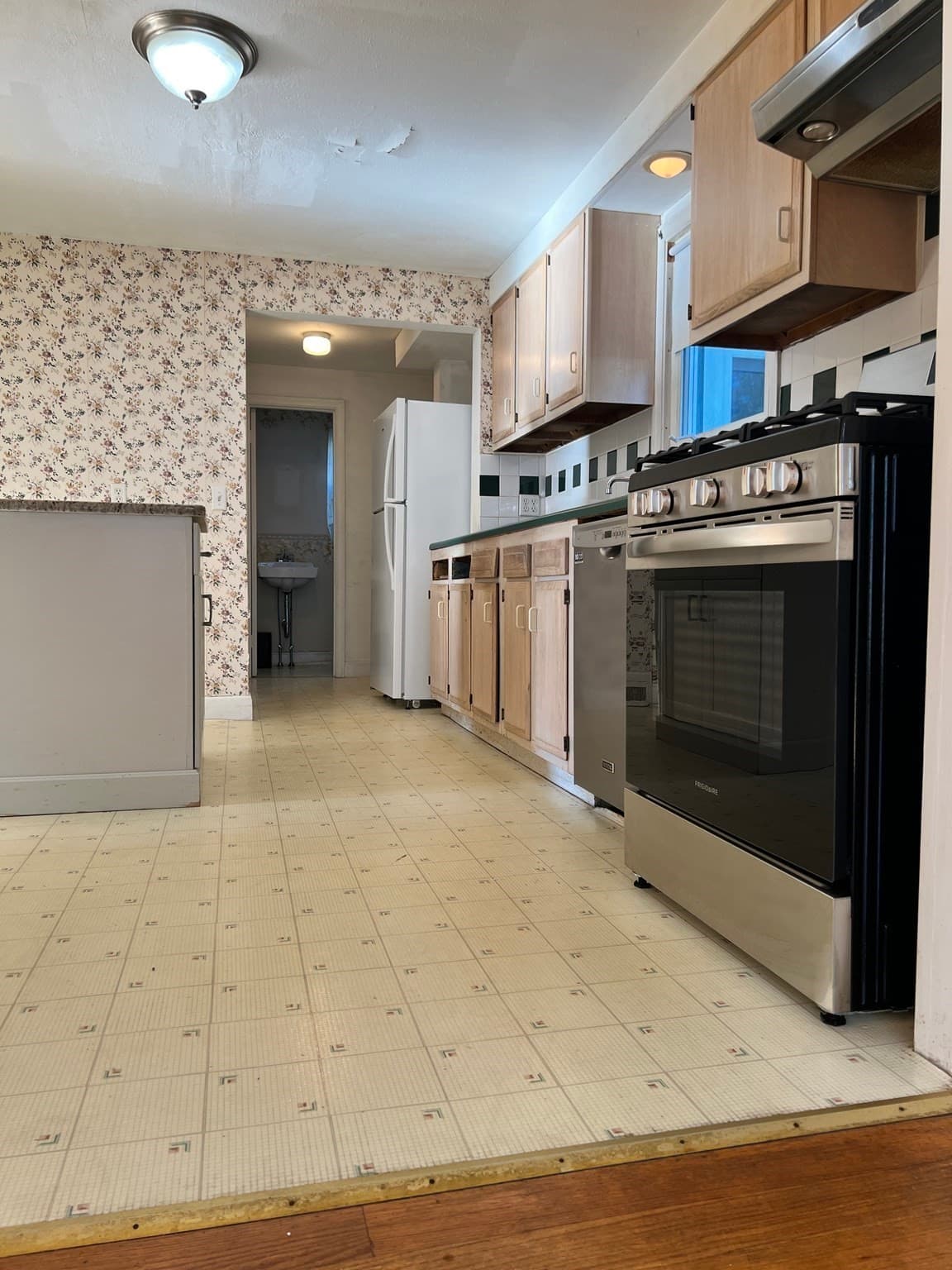 Single Family Residence at 109 Pilgrim, Springfield MA 01118, Springfield, photo 8 of 35