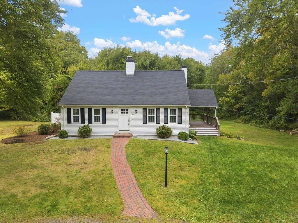 11 Bow St, Plainville MA 02762
