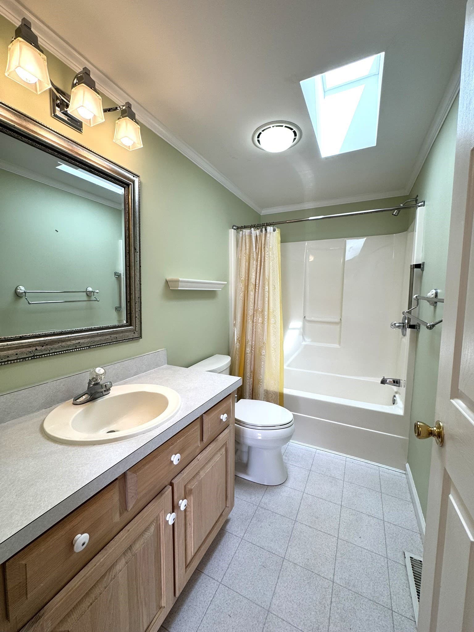Single Family Residence at 25 Fieldwood Dr, Bridgewater MA 02324, Bridgewater, photo 8 of 23