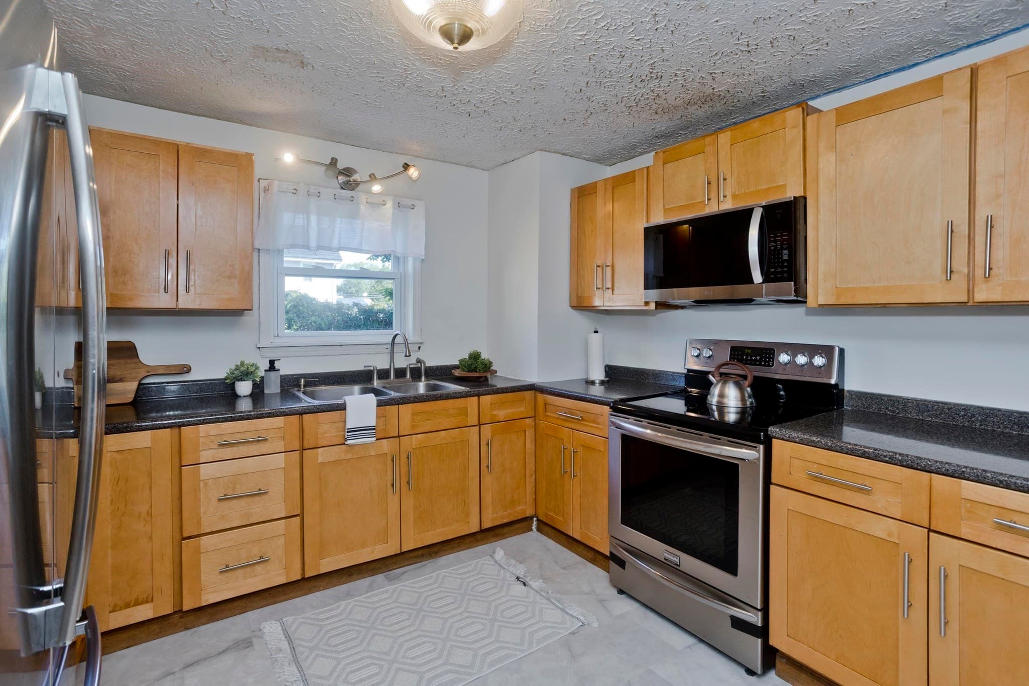 Single Family Residence at 23 Jenness St, Springfield MA 01104, Springfield, photo 2 of 33