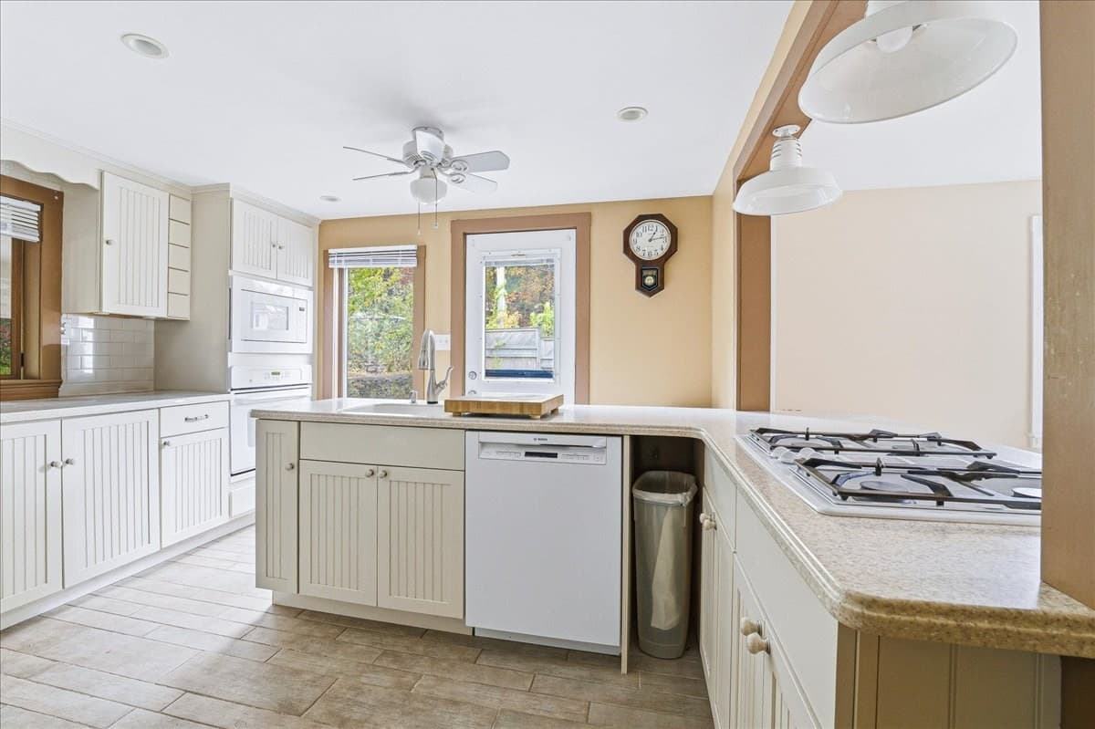 Single Family Residence at 6 Ledgeville Ave, Foxboro MA 02035, Foxboro, photo 9 of 30