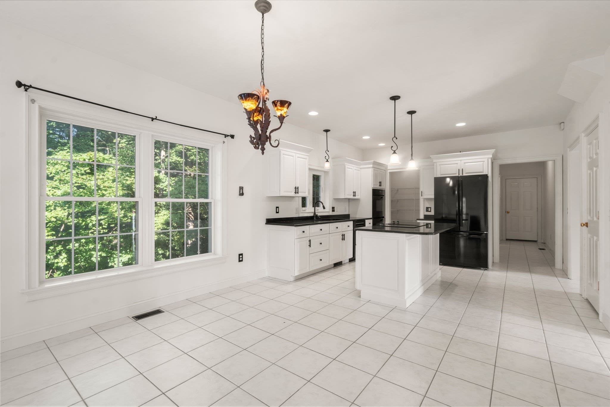 Single Family Residence at 34 Laurelwood Dr, Worcester MA 01605, Worcester, photo 5 of 39
