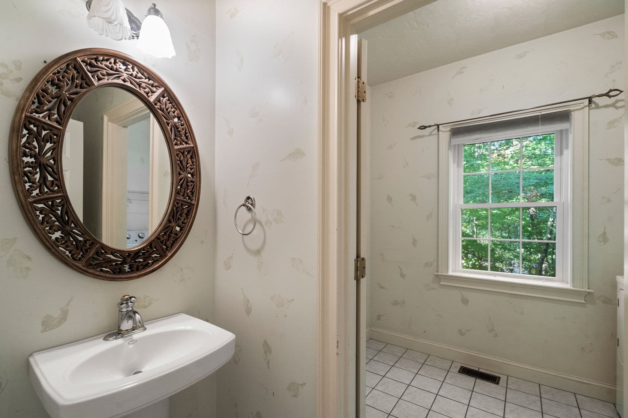 Single Family Residence at 34 Laurelwood Dr, Worcester MA 01605, Worcester, photo 14 of 39