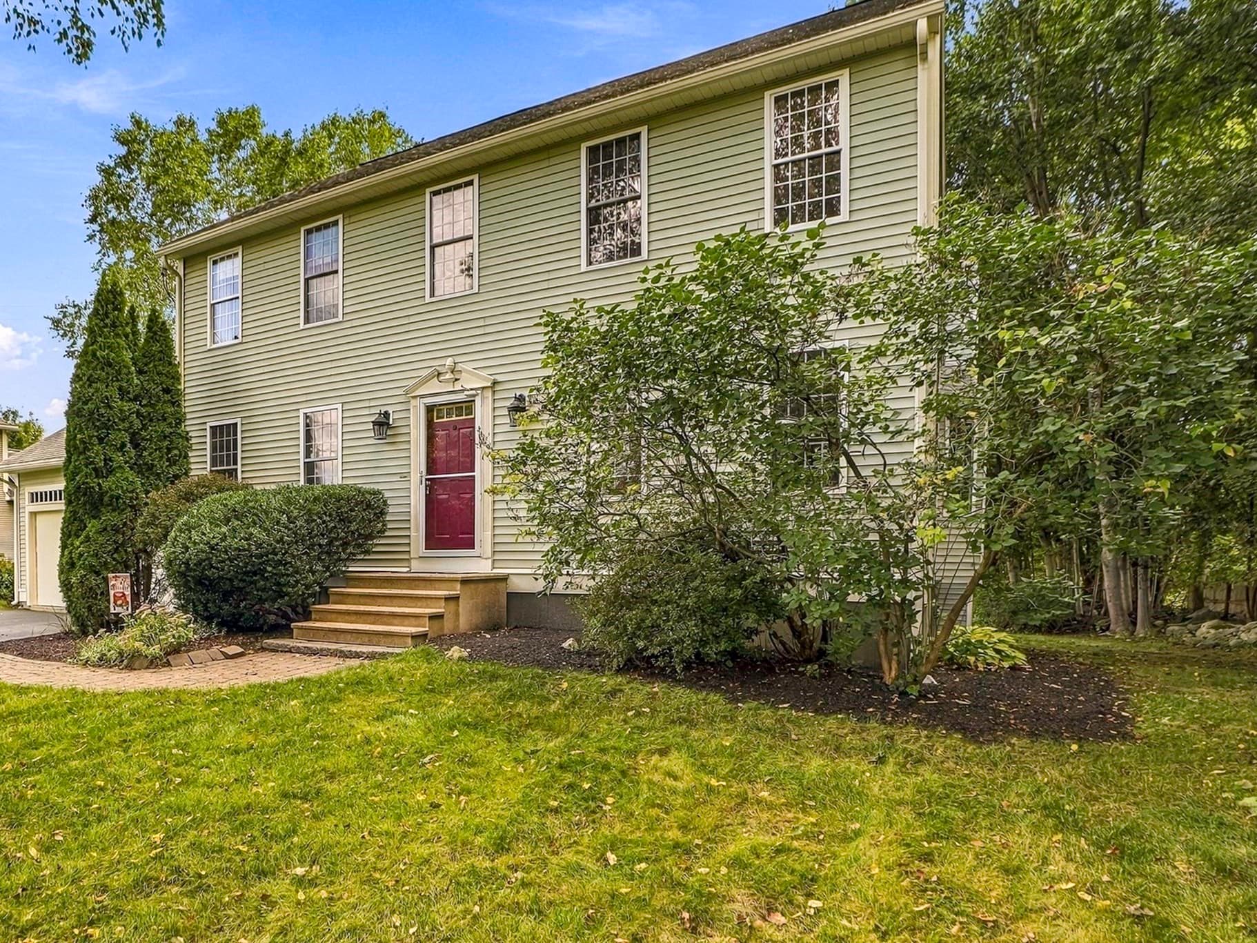 21 Lyons Rd, Dudley MA 01571