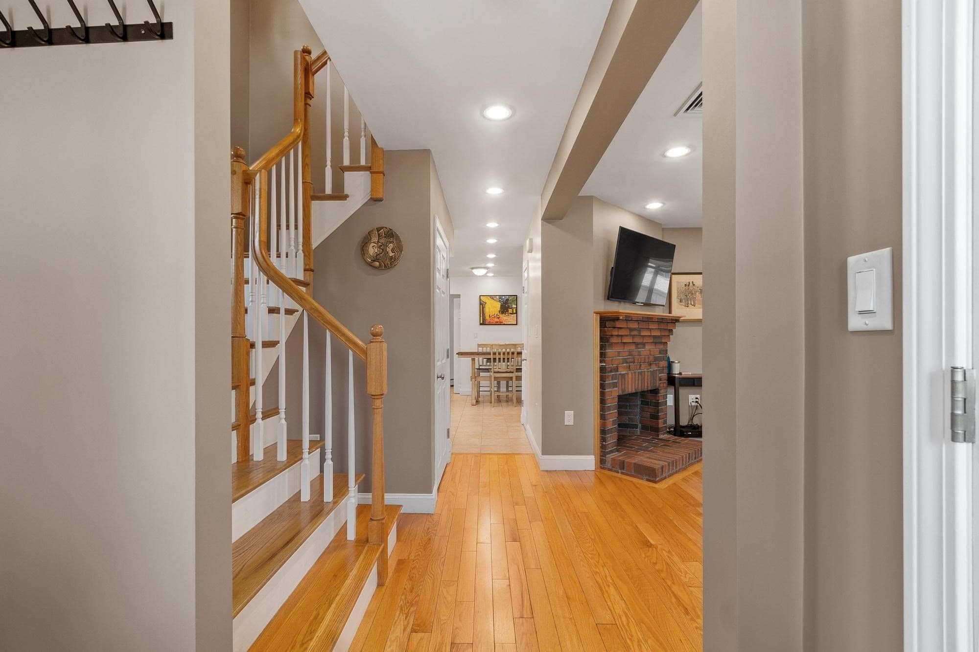 Single Family Residence at 102 Narragansett Rd, Quincy MA 02169, Quincy, photo 7 of 41