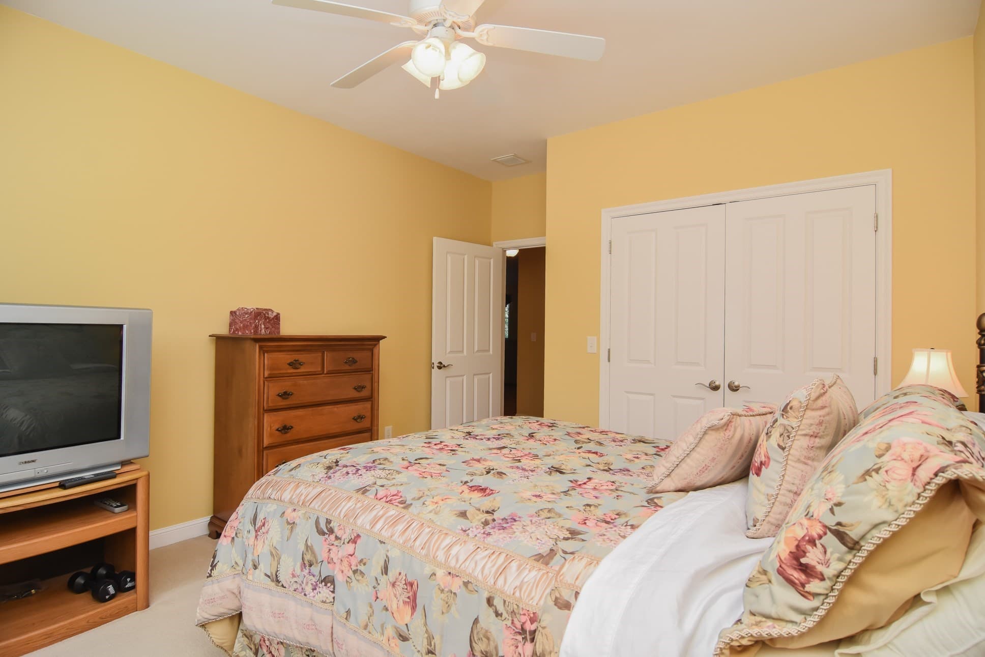 Condominium at 5 Village Ln # 5, Methuen MA 01844, Methuen, photo 8 of 38