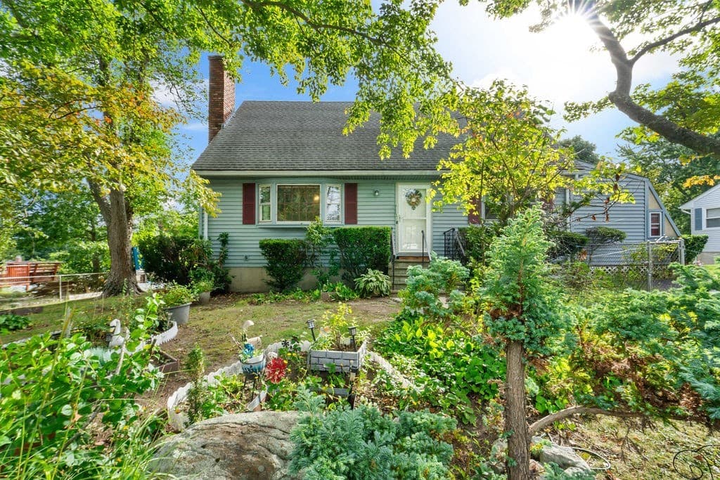 7 Charlotte Dr, Bristol RI 02809