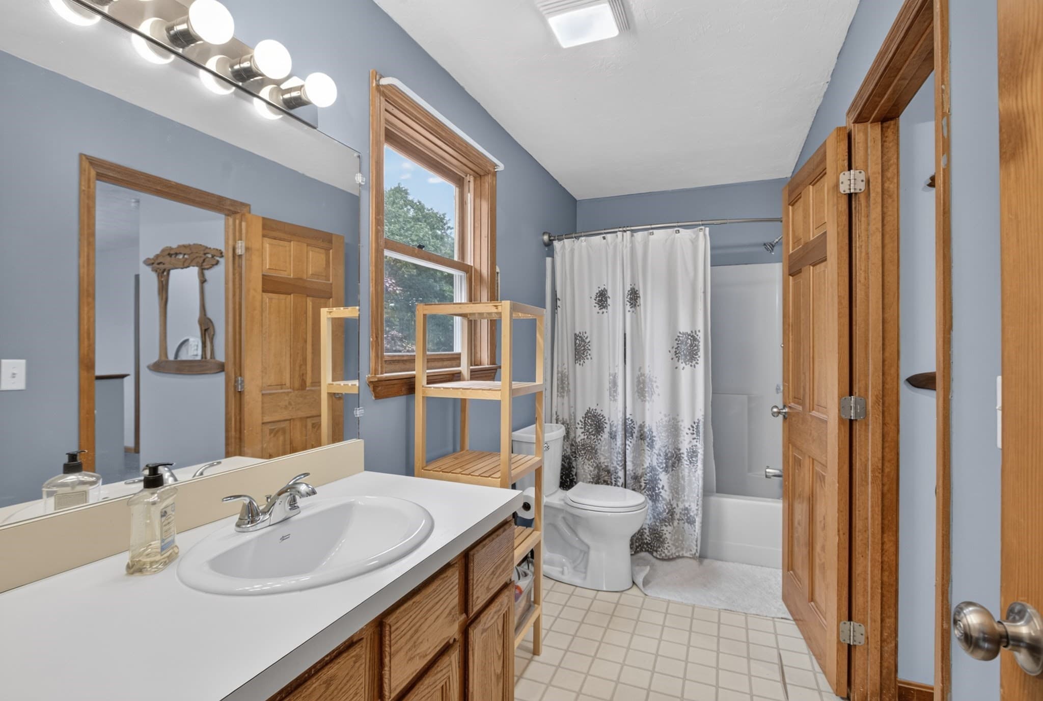 Single Family Residence at 20 Indian Ridge Dr, Leominster MA 01453, Leominster, photo 6 of 36